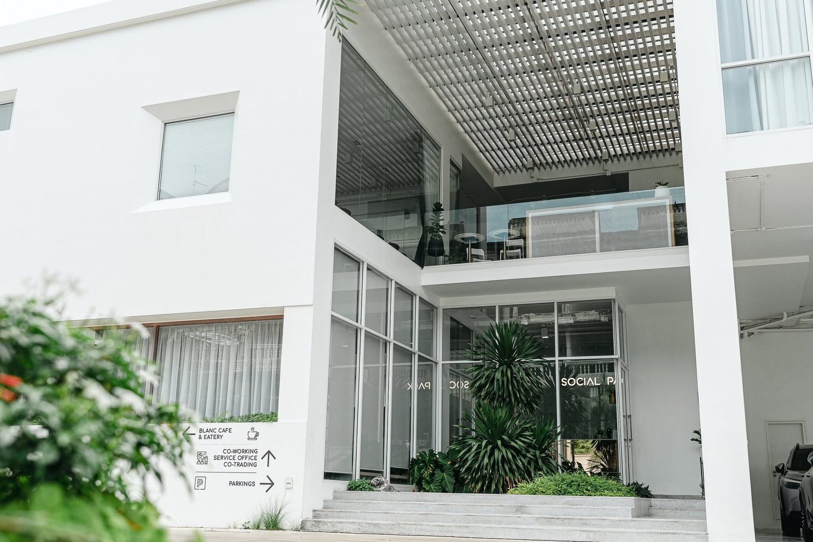 ให้เช่าอาคารสำนักงาน 2 ชั้น 1,200 ตร.ม. ศรีนครินทร์ สภาพใหม่ ตกแต่งครบ ใกล้ MRT ศรีกรีฑา 300 เมตร