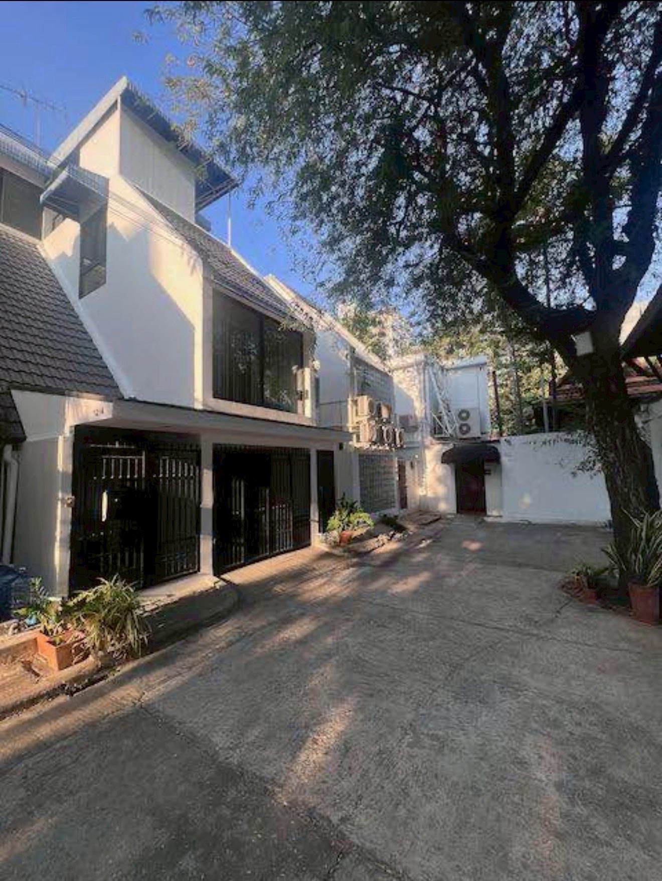 ทาวน์เฮ้าส์สุขุมวิท 49 รีโนเวททั้งหลัง ทำเลศักยภาพ ใกล้โรงพยาบาลสมิติเวช และโรงเรียนนานาชาติ พื้นที่ใช้สอยขนาดใหญ่ จอดรถได้ถึง 6 คัน เหมาะสำหรับอยู่อาศัยหรือการลงทุนระยะยาวในโซนสุขุมวิทชั้นใน
