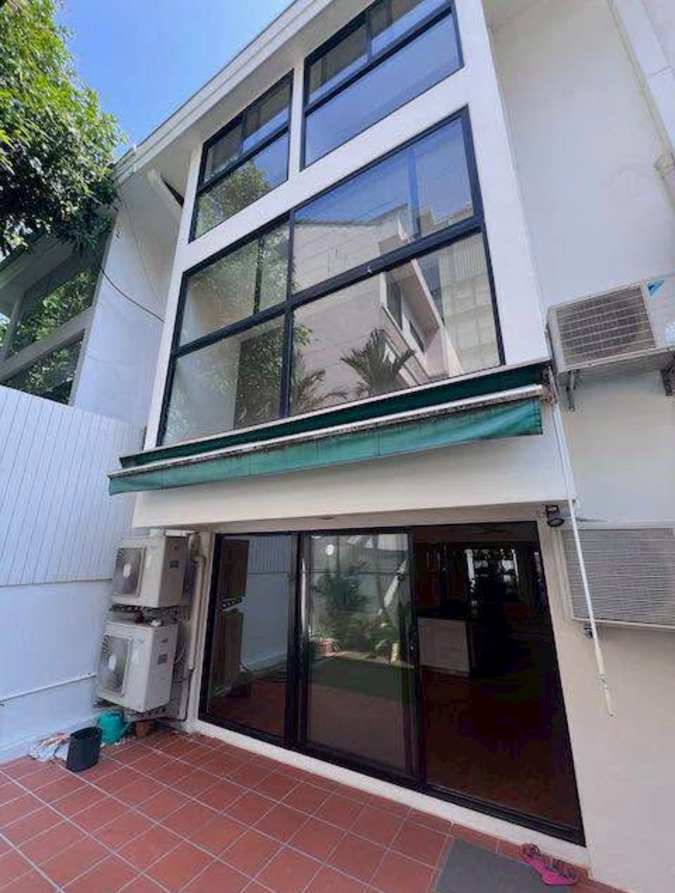 ทาวน์เฮ้าส์สุขุมวิท 49 รีโนเวททั้งหลัง ทำเลศักยภาพ ใกล้โรงพยาบาลสมิติเวช และโรงเรียนนานาชาติ พื้นที่ใช้สอยขนาดใหญ่ จอดรถได้ถึง 6 คัน เหมาะสำหรับอยู่อาศัยหรือการลงทุนระยะยาวในโซนสุขุมวิทชั้นใน