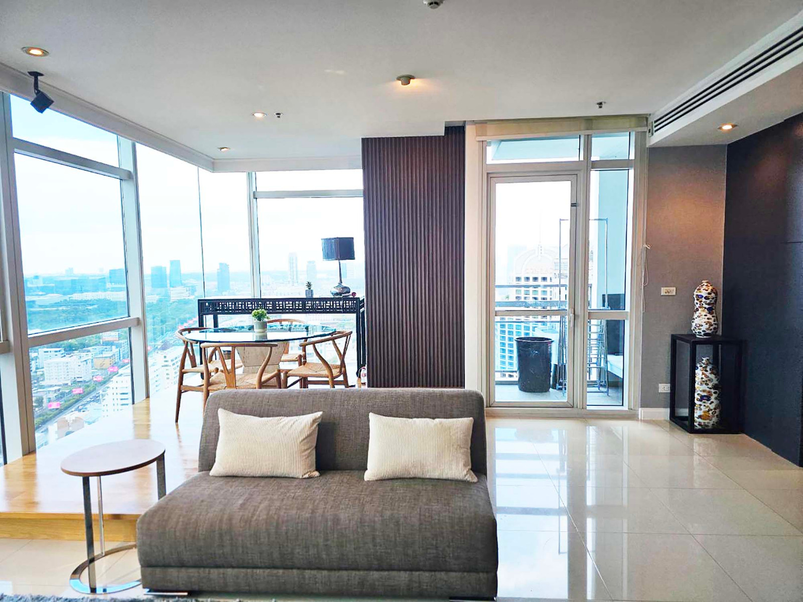 ให้เช่าคอนโดหรู Athenee Residence ย่านเพลินจิต  4 ห้องนอน พื้นที่กว้าง 215 ตร.ม. พร้อมสิ่งอำนวยความสะดวกระดับโรงแรม ใกล้ BTS เพลินจิต