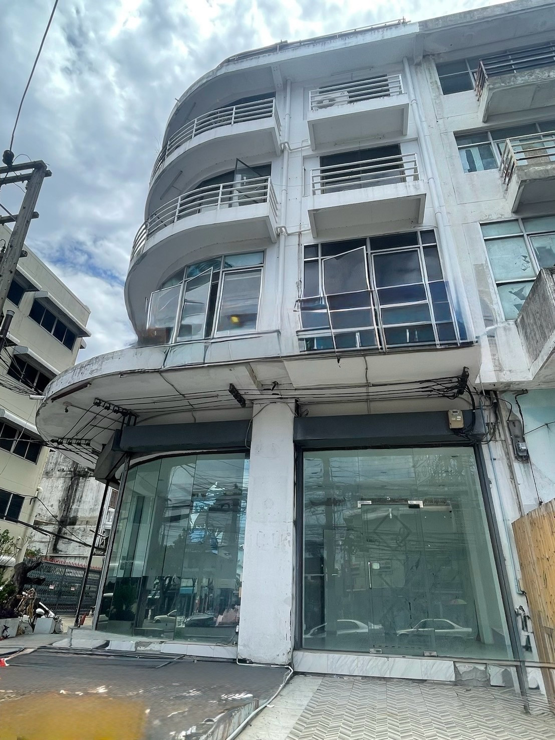 อาคารพาณิชย์ให้เช่า 4.5 ชั้น 2 คูหาหัวมุม ติดถนนอ่อนนุช ใกล้ BTS ศรีนุช พื้นที่ 450 ตร.ม เหมาะทำธุรกิจ คลินิก โชว์รูม ออฟฟิศ