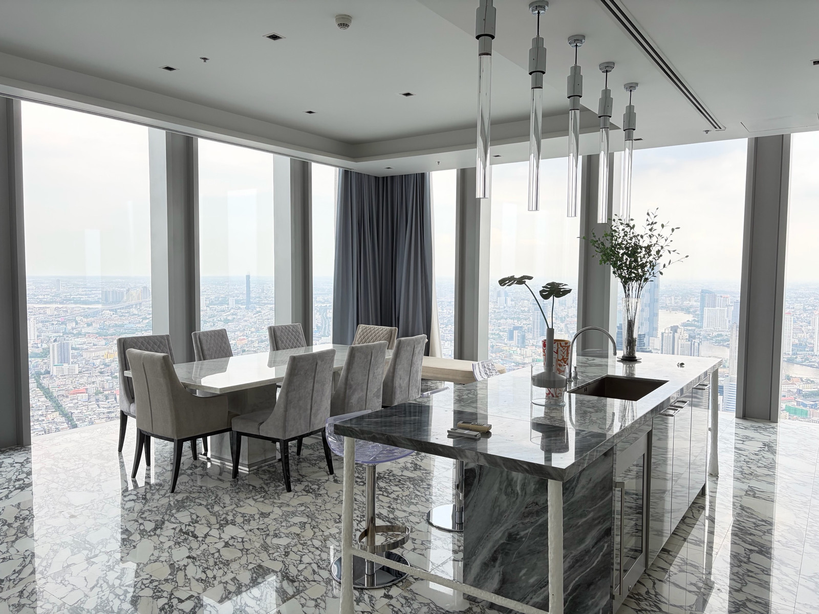 ปล่อยเช่าคอนโดหรูระดับโลก The Ritz-Carlton Mahanakhon (500 ตร.ม.) ชั้นสูง  พื้นที่นั่งเล่นกว้าง 100 ตร.ม. ใกล้ BTS เซนต์หลุยส์