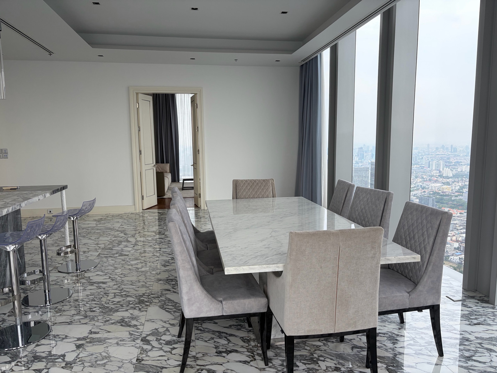 ปล่อยเช่าคอนโดหรูระดับโลก The Ritz-Carlton Mahanakhon (500 ตร.ม.) ชั้นสูง  พื้นที่นั่งเล่นกว้าง 100 ตร.ม. ใกล้ BTS เซนต์หลุยส์