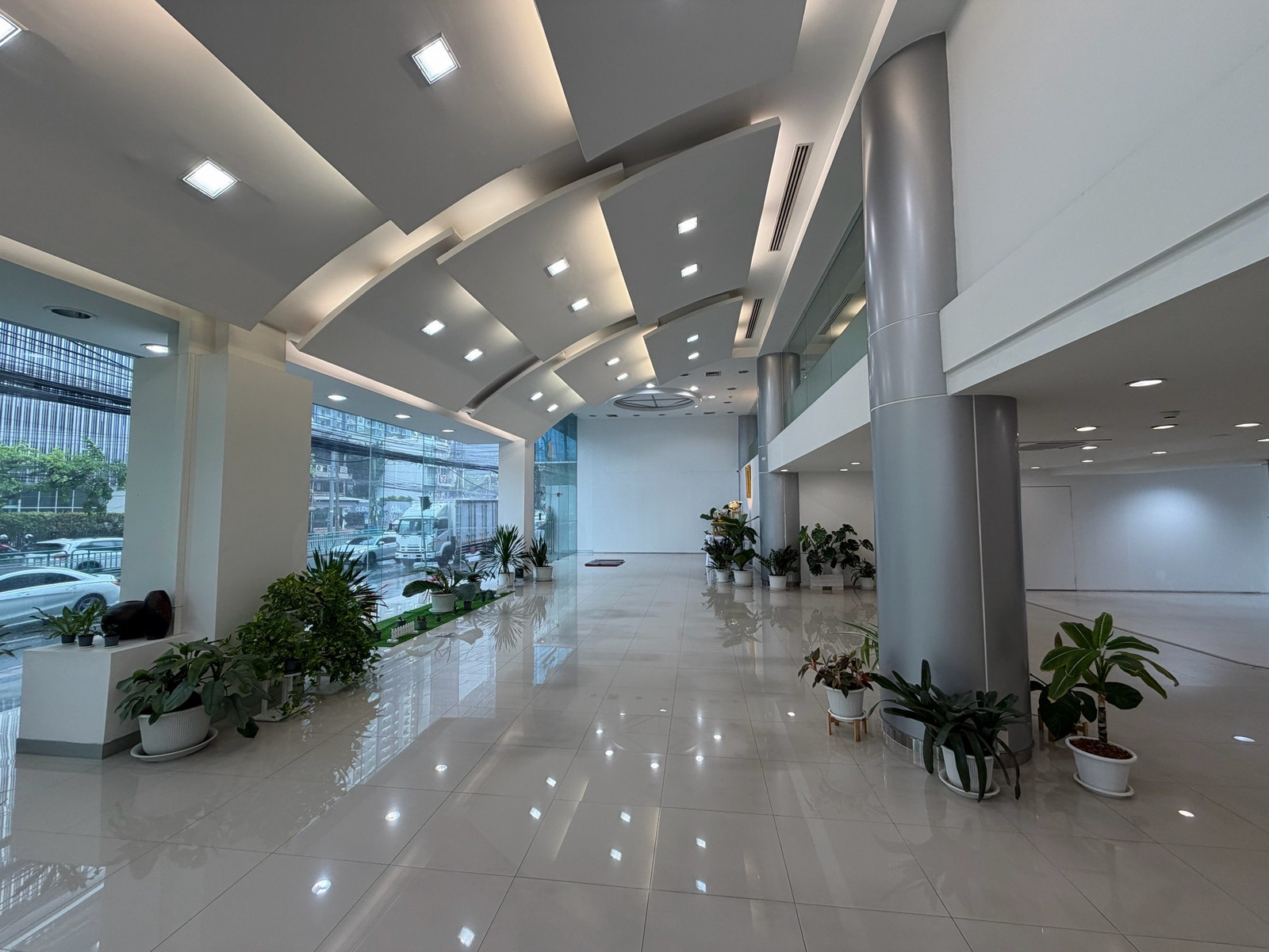 Showroom ให้เช่า เพชรบุรีตัดใหม่ใกล้ทางด่วน พื้นที่เชิงพาณิชย์ขนาดใหญ่ 843 ตร.ม แบ่งเช่าได้ รองรับหลายธุรกิจ เช่น โชว์รูมรถ ออฟฟิศ ศูนย์สุขภาพ ฟิตเนส