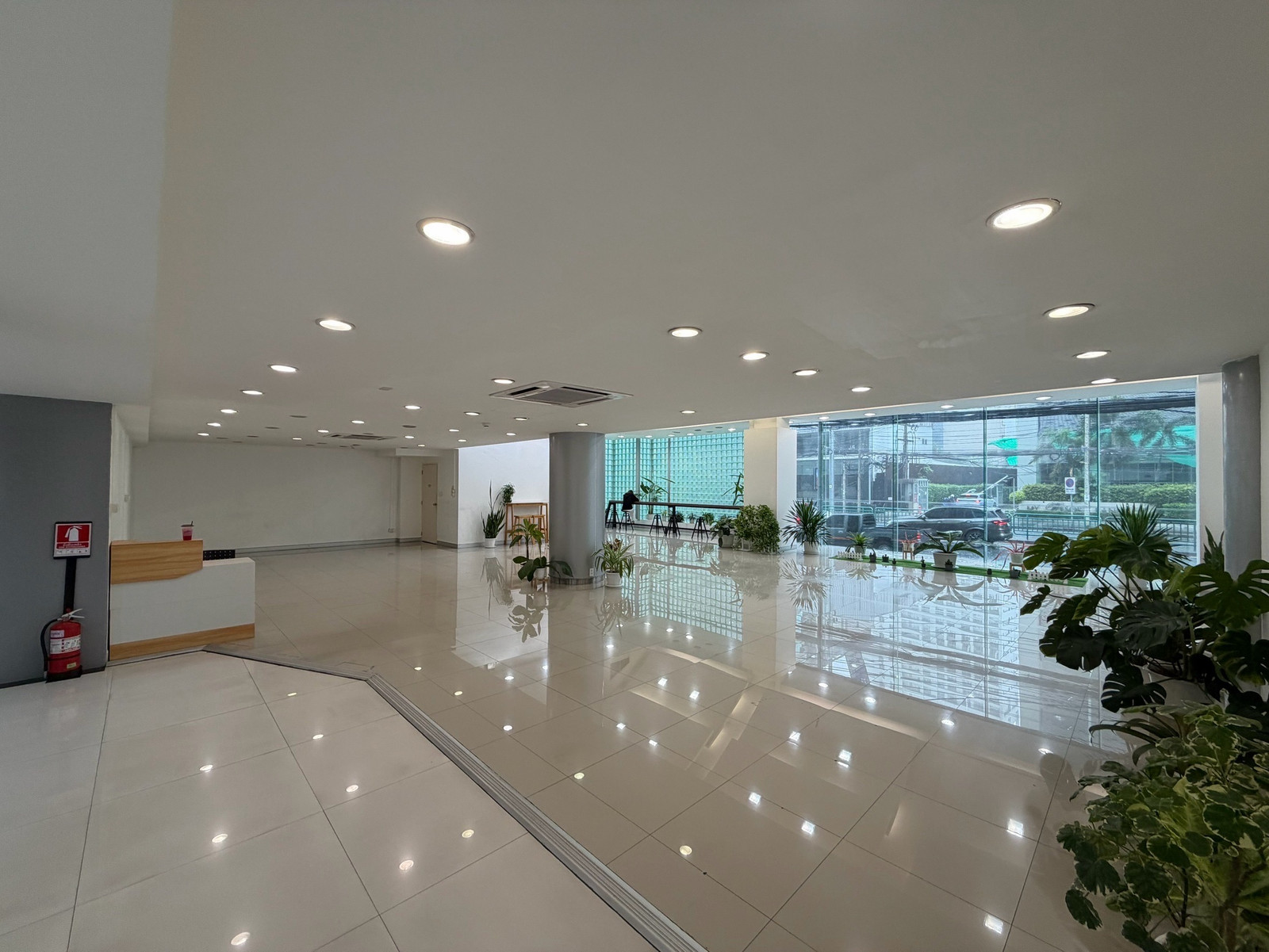 Showroom ให้เช่า เพชรบุรีตัดใหม่ใกล้ทางด่วน พื้นที่เชิงพาณิชย์ขนาดใหญ่ 843 ตร.ม แบ่งเช่าได้ รองรับหลายธุรกิจ เช่น โชว์รูมรถ ออฟฟิศ ศูนย์สุขภาพ ฟิตเนส