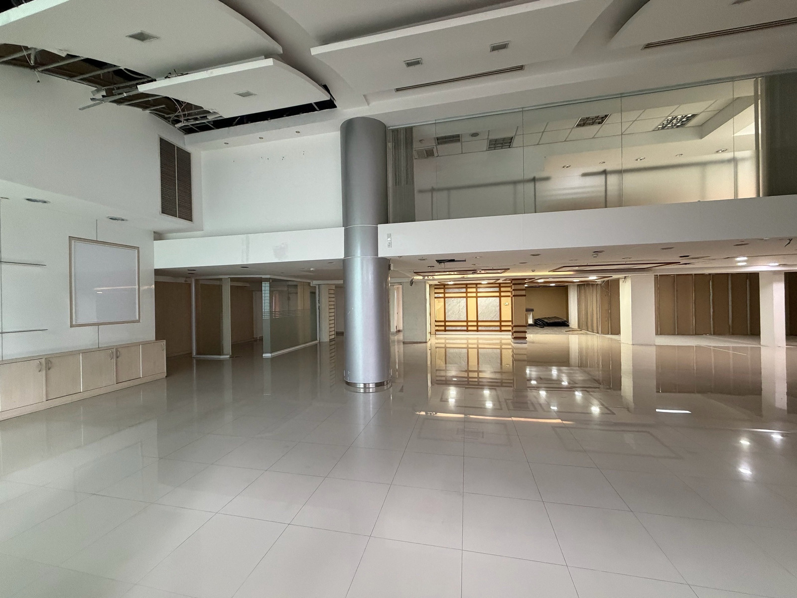 Showroom ให้เช่า เพชรบุรีตัดใหม่ใกล้ทางด่วน พื้นที่เชิงพาณิชย์ขนาดใหญ่ 843 ตร.ม แบ่งเช่าได้ รองรับหลายธุรกิจ เช่น โชว์รูมรถ ออฟฟิศ ศูนย์สุขภาพ ฟิตเนส