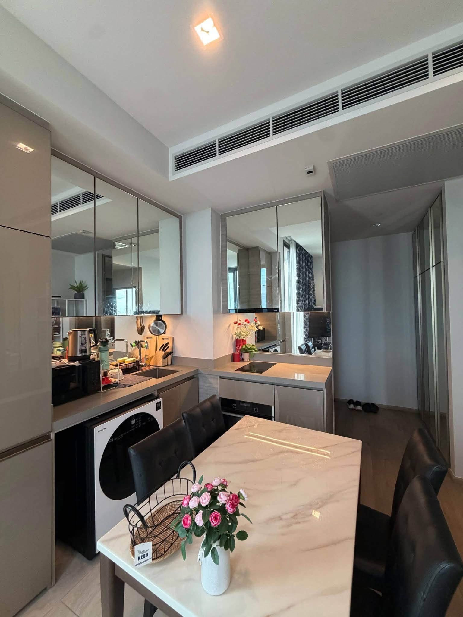 ขายคอนโดหรูชั้นสูง วิวสวน 270 องศา! 2 ห้องนอน (50 ตร.ม.) ความเป็นส่วนตัวสูงสุด ผนังไม่ติดใคร ตกแต่งพรีเมียมพร้อมทีวี OLED ใกล้ BTS ลาดพร้าว