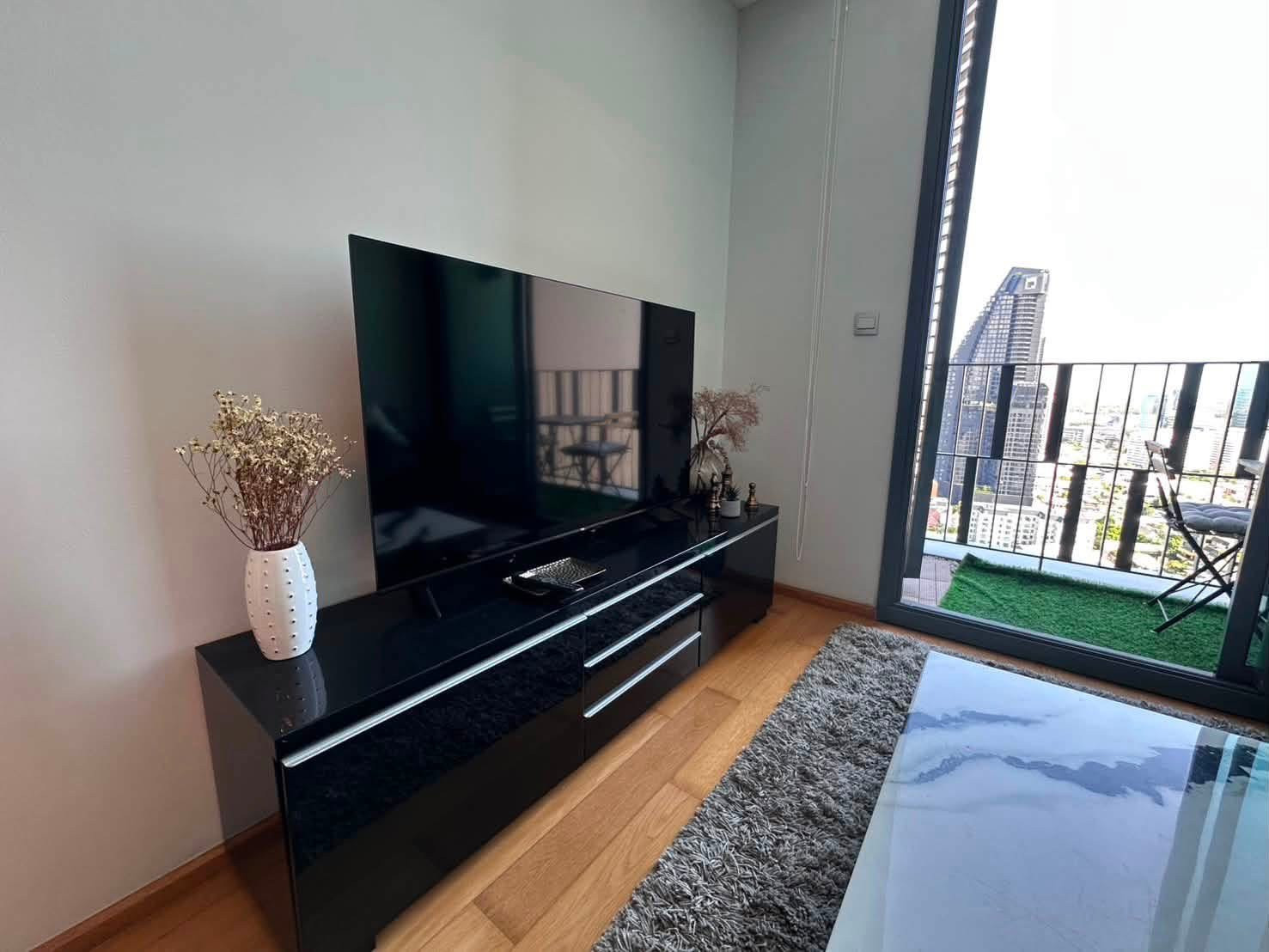 ขายและให้เช่าคอนโดหรูห้องดูเพล็กซ์ (Duplex 2 ชั้น) ฝ้าเพดานสูงโปร่ง 6.24 เมตร! 2 ห้องนอน (81 ตร.ม.) เป็นส่วนตัวสูง ทำเลสุขุมวิท ใกล้ BTS ทองหล่อ