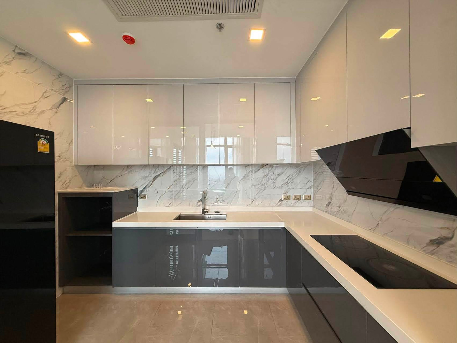 ให้เช่าเพนต์เฮาส์หรู 2 ชั้น (Duplex)  วิวพาโนรามา! 4 ห้องนอน ไซส์ใหญ่ 200 ตร.ม. ทำเลใจกลางพระราม 9-อโศก เดินเพียง 300 ม. ถึง MRT และเซ็นทรัล