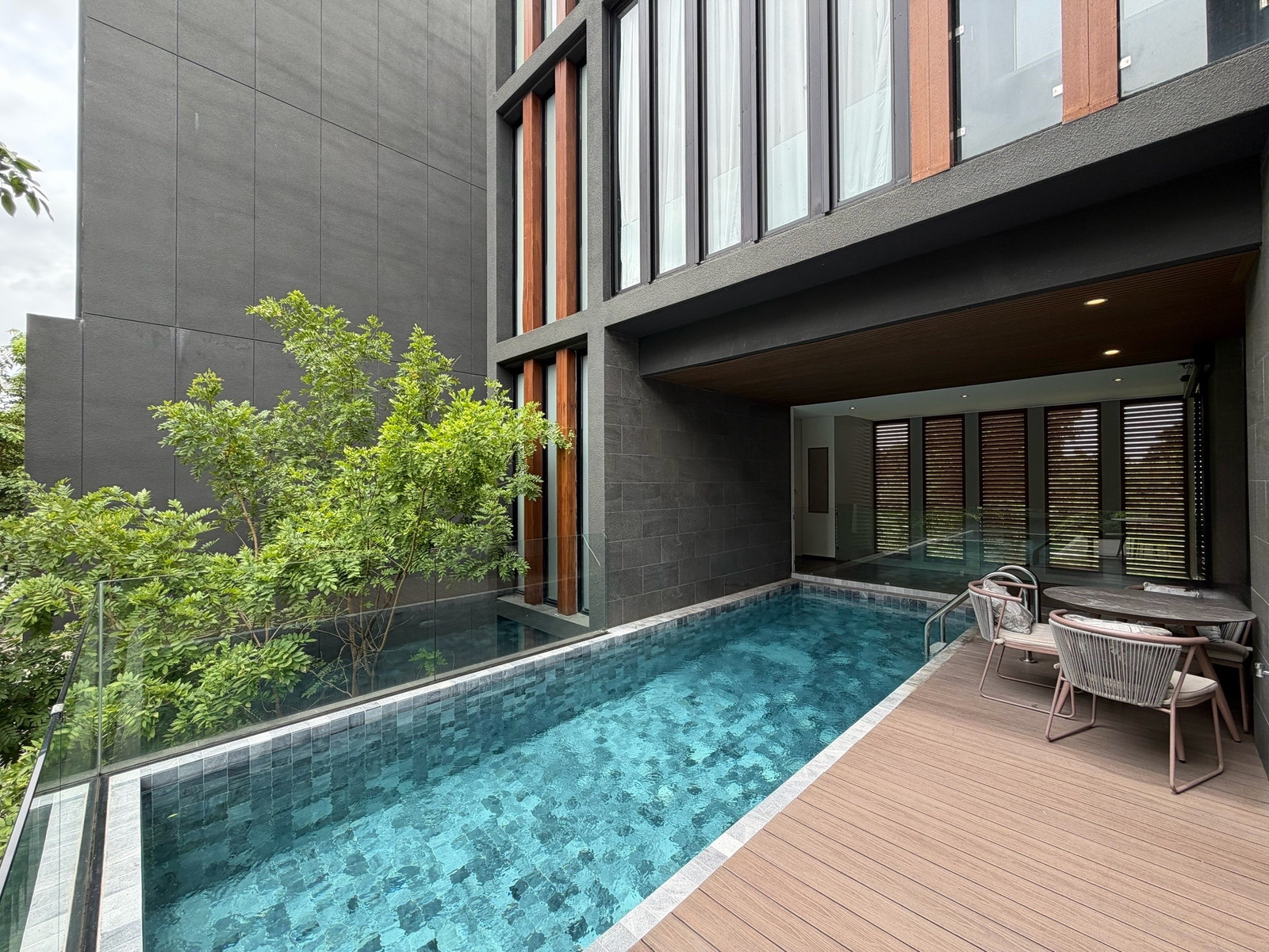 บ้านเดี่ยว Ultra Luxury ศรีนครินทร์  พร้อมสระว่ายน้ำและลิฟต์ส่วนตัว ใกล้ Paradise Park และ Berkeley International School