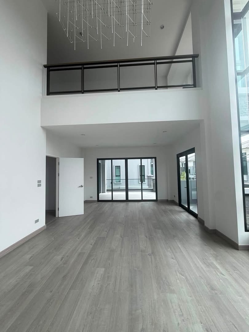 บ้านเดี่ยวหรูให้เช่า 3 ชั้น 6 ห้องนอน ใกล้ BTS สายหยุด พหลโยธิน 50 พื้นที่ใช้สอยขนาดใหญ่ รับสัตว์เลี้ยง พร้อมอยู่