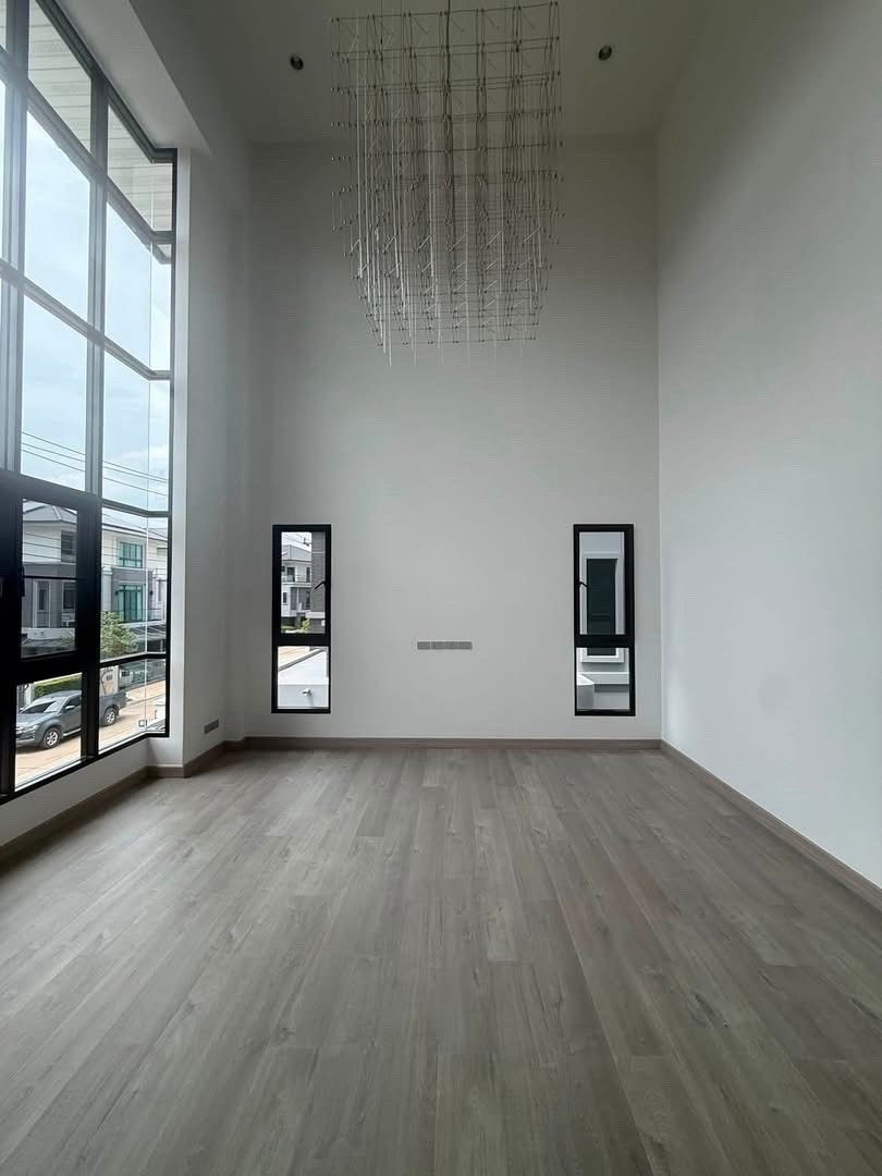 บ้านเดี่ยวหรูให้เช่า 3 ชั้น 6 ห้องนอน ใกล้ BTS สายหยุด พหลโยธิน 50 พื้นที่ใช้สอยขนาดใหญ่ รับสัตว์เลี้ยง พร้อมอยู่