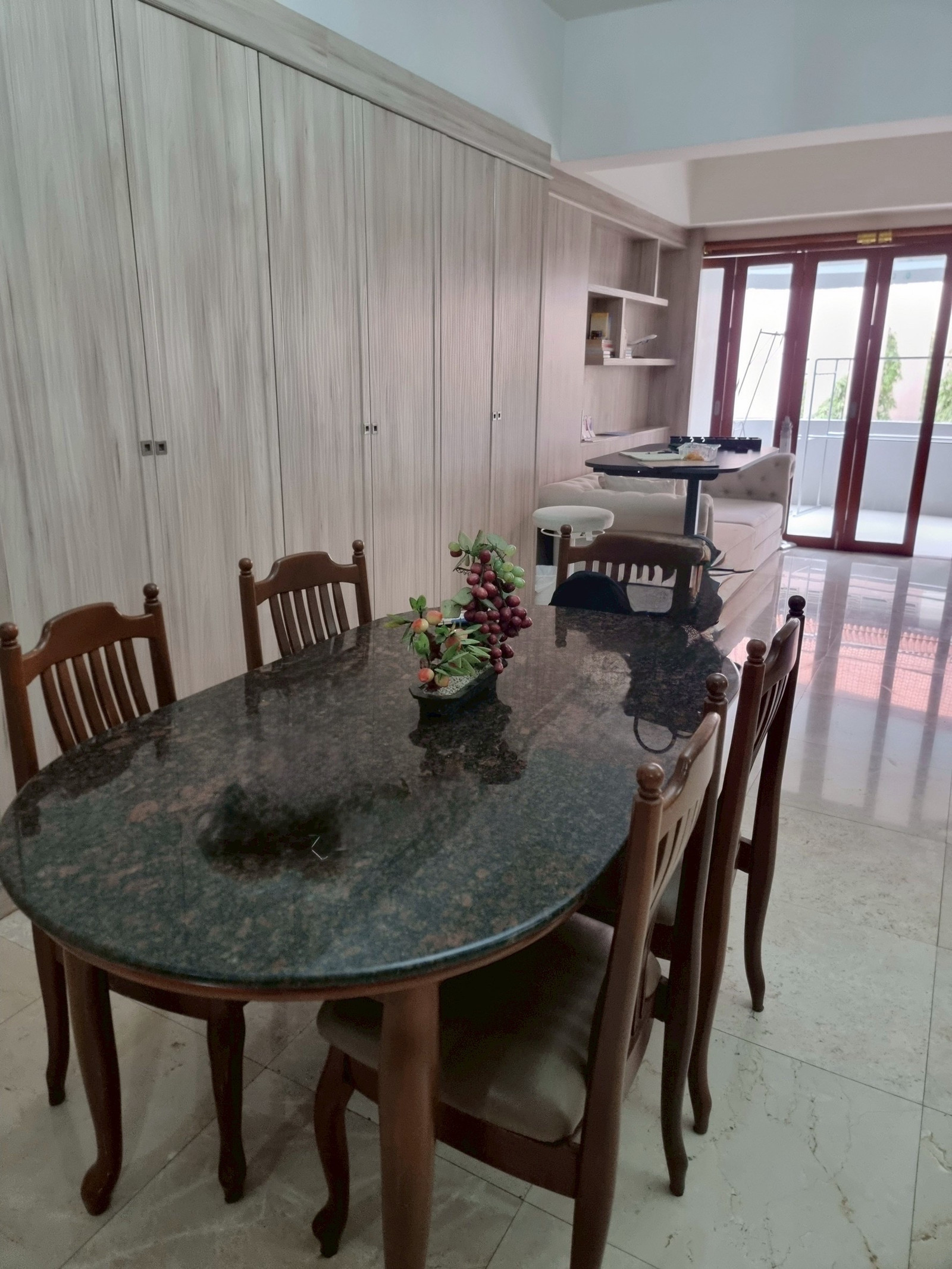 คอนโดกว้างขวาง 2 ห้องนอนปรับปรุงใหม่เป็นมิตรกับสัตว์เลี้ยงพร้อมระเบียงขนาดใหญ่ ใกล้ BTS พร้อมพงษ์