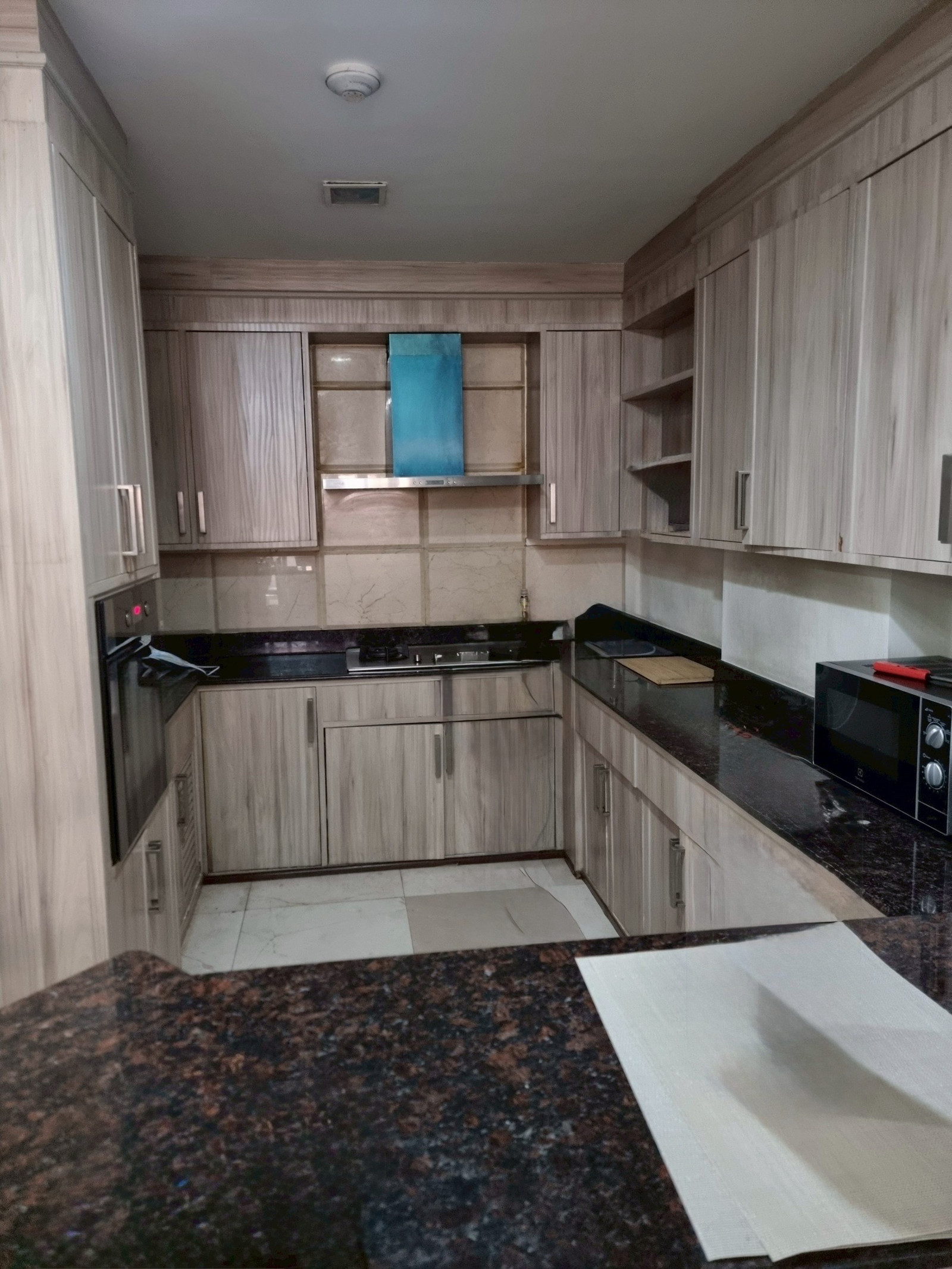 คอนโดกว้างขวาง 2 ห้องนอนปรับปรุงใหม่เป็นมิตรกับสัตว์เลี้ยงพร้อมระเบียงขนาดใหญ่ ใกล้ BTS พร้อมพงษ์