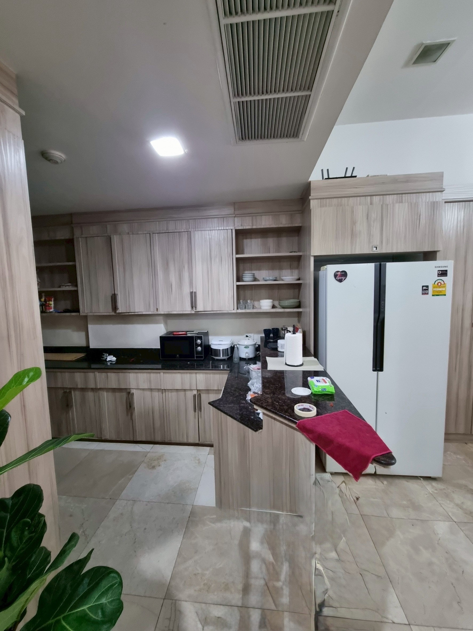 คอนโดกว้างขวาง 2 ห้องนอนปรับปรุงใหม่เป็นมิตรกับสัตว์เลี้ยงพร้อมระเบียงขนาดใหญ่ ใกล้ BTS พร้อมพงษ์