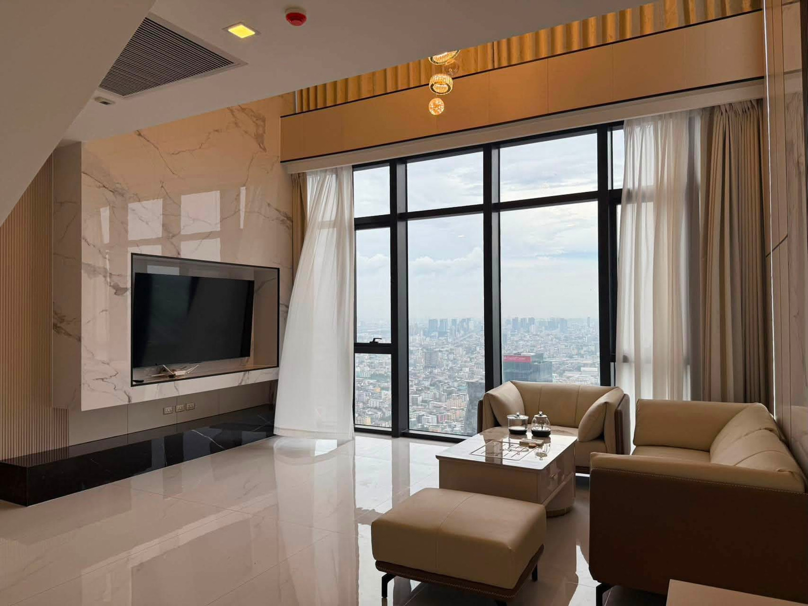 ให้เช่าเพนต์เฮาส์หรู 2 ชั้น (Duplex)  วิวระดับท็อป! 4 ห้องนอน 200 ตร.ม. ทำเลอโศก-พระราม 9 เดินเพียง 300 ม. ถึง MRT