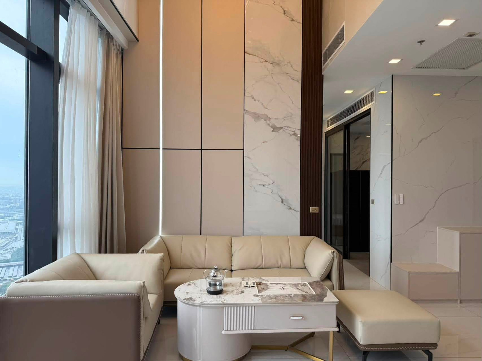 ให้เช่าเพนต์เฮาส์หรู 2 ชั้น (Duplex)  วิวระดับท็อป! 4 ห้องนอน 200 ตร.ม. ทำเลอโศก-พระราม 9 เดินเพียง 300 ม. ถึง MRT