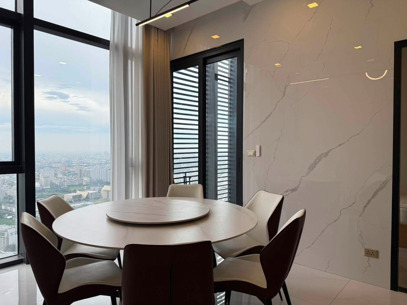 ให้เช่าเพนต์เฮาส์หรู 2 ชั้น (Duplex)  วิวระดับท็อป! 4 ห้องนอน 200 ตร.ม. ทำเลอโศก-พระราม 9 เดินเพียง 300 ม. ถึง MRT
