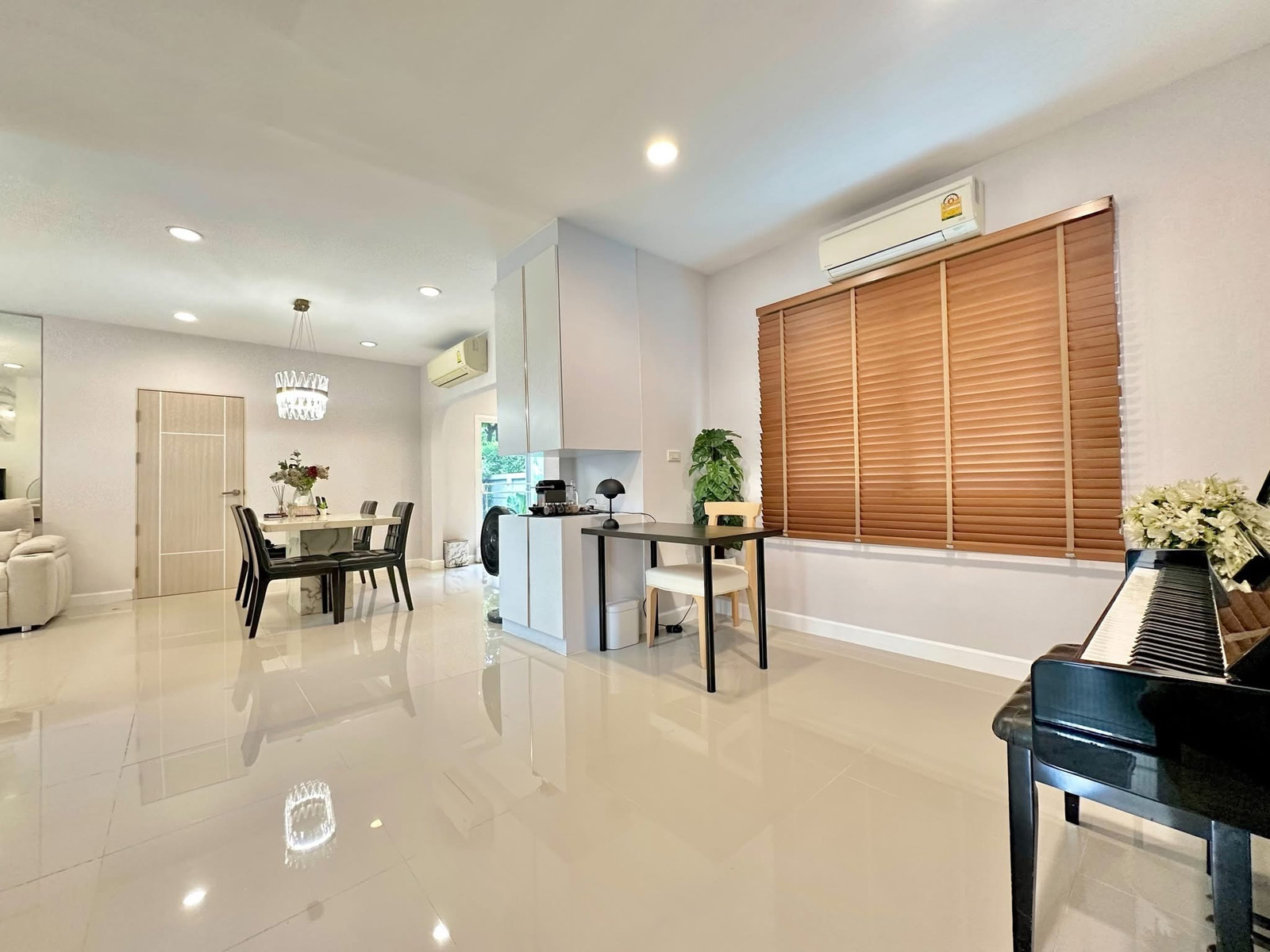 ให้เช่าบ้านเดี่ยวทำเลรามอินทรา (4 นอน 3 น้ำ) พื้นที่กว้าง 65 ตร.ว. เดินทางสะดวกใกล้แฟชั่นไอส์แลนด์และทางด่วน
