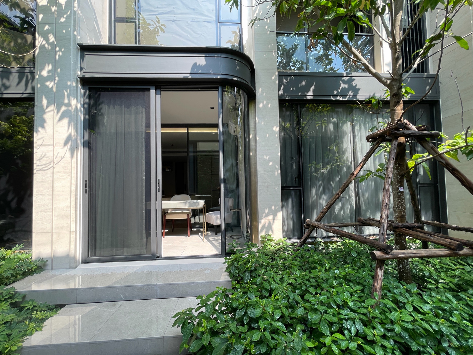 ขายและให้เช่าคอนโดหรู Low Rise ในสุขุมวิท 61 ใกล้ BTS เอกมัย ทำเล Prime เหมาะอยู่อาศัยและการลงทุนพร้อมพักอาศัย