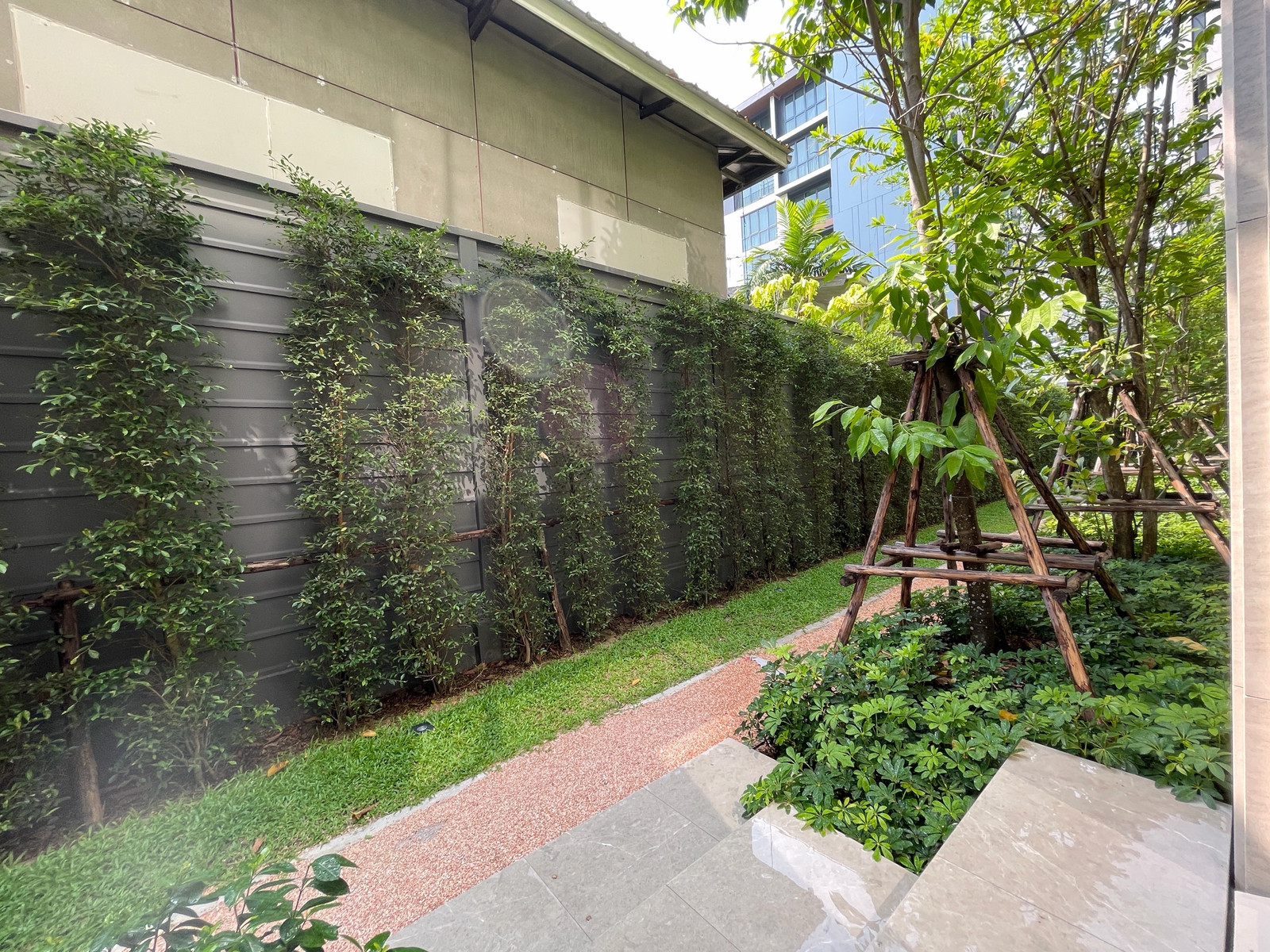 ขายและให้เช่าคอนโดหรู Low Rise ในสุขุมวิท 61 ใกล้ BTS เอกมัย ทำเล Prime เหมาะอยู่อาศัยและการลงทุนพร้อมพักอาศัย