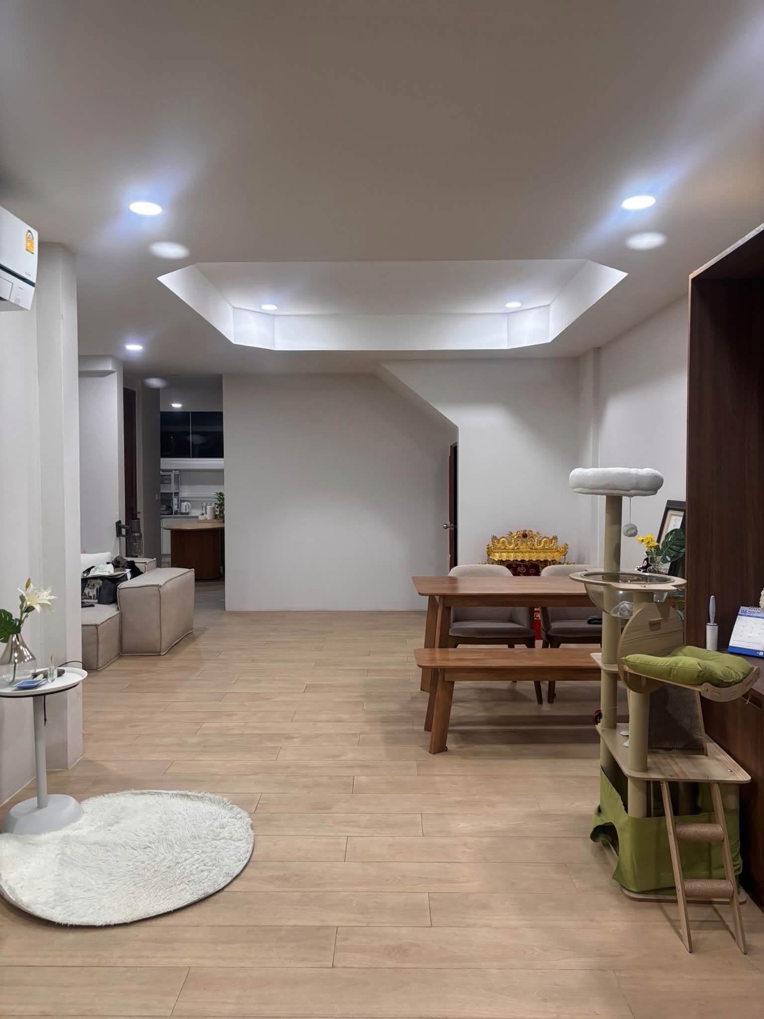 ทาวน์เฮ้าส์รีโนเวทใหม่ 2 ชั้น ห้วยขวาง สไตล์โมเดิร์นจีน พื้นที่กว้างเท่าบ้านเดี่ยว ใกล้ MRT เหมาะอยู่เองหรือสร้างรายได้จากการปล่อยเช่า