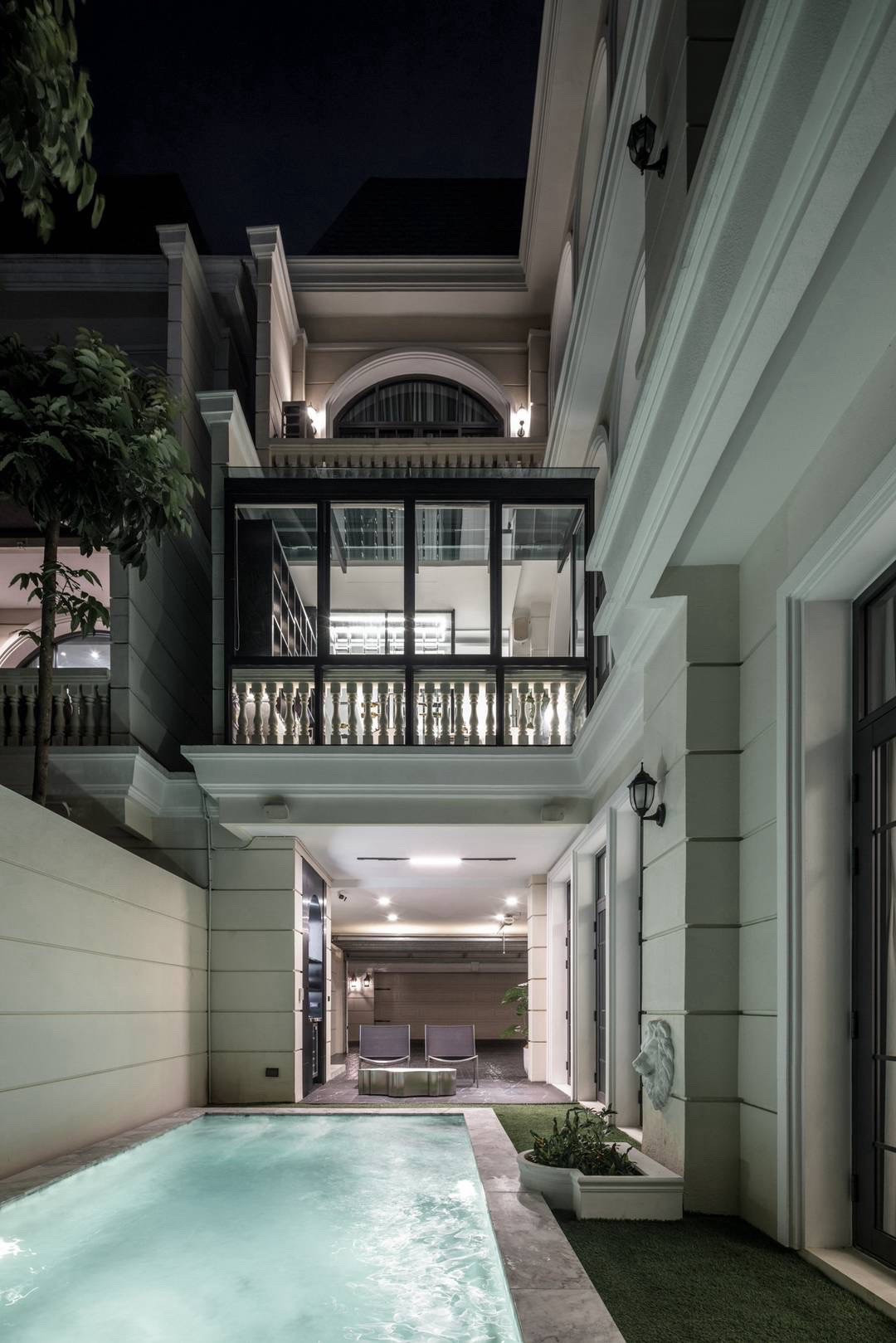 บ้านหรู พร้อมสระว่ายน้ำและลิฟต์ส่วนตัวในย่านเอกมัย บ้านตกแต่งใหม่ พร้อมเข้าอยู่ พื้นที่ใช้สอยขนาดใหญ่ ใกล้แหล่งไลฟ์สไตล์สุขุมวิท