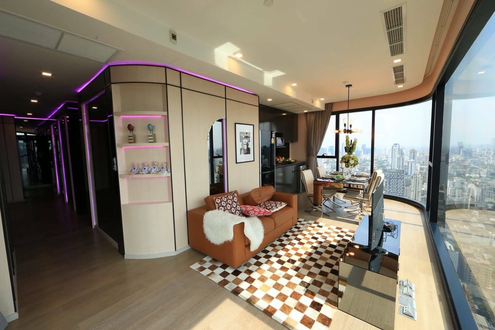 คอนโด Ashton Asoke 3 ห้องนอน 3 ห้องน้ำ ห้องหายาก วิวกระจกโค้ง ชั้นสูง พื้นที่ 100 ตร.ม. ให้เช่า 100,000 บาท