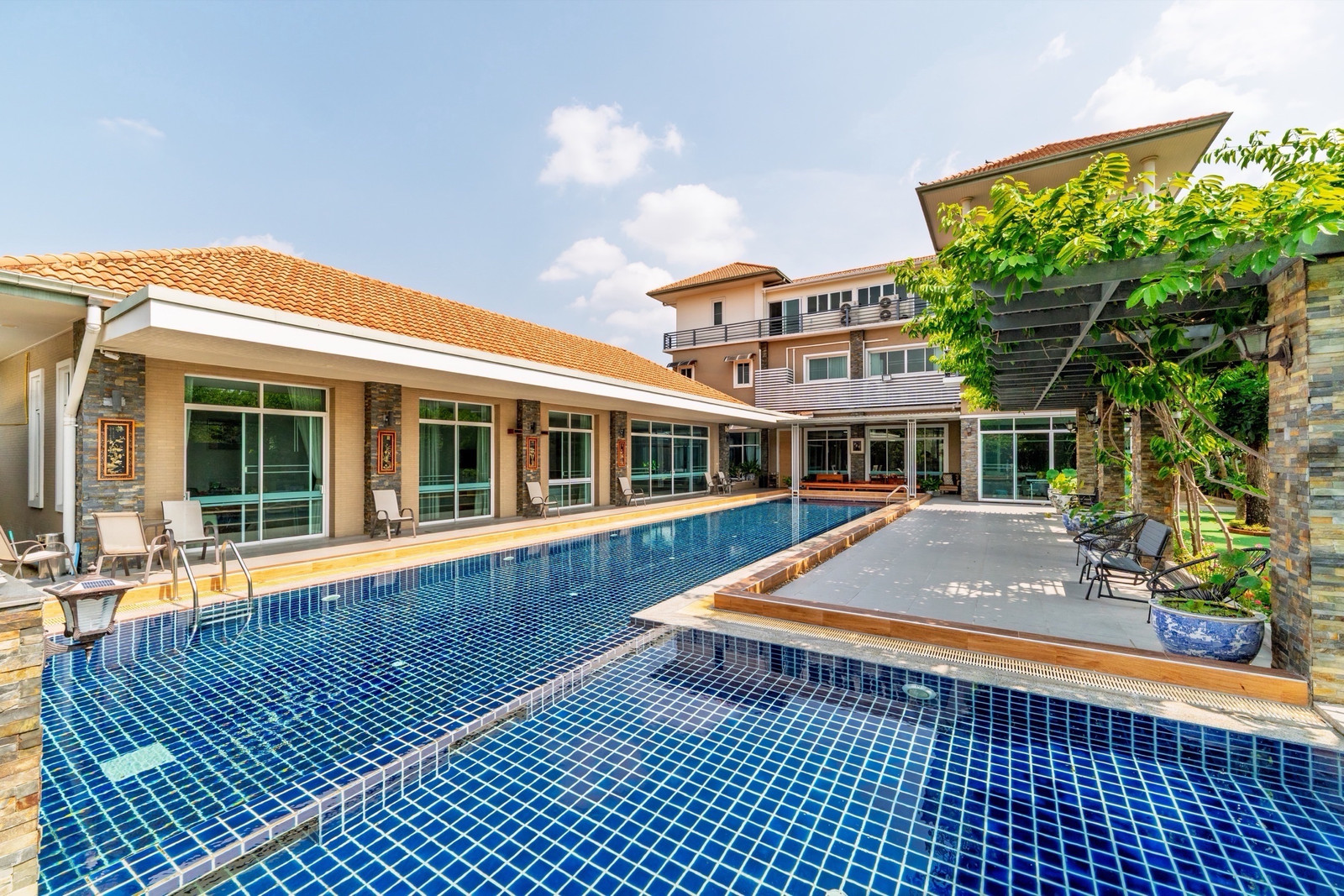 ขายบ้านหรู 3 ชั้น พร้อมสระว่ายน้ำ พื้นที่ ใกล้เมืองทองธานี IMPACT ปากเกร็ด นนทบุรี ถนนเลียบคลองประปา เดินทางสะดวก ใกล้ทางด่วน