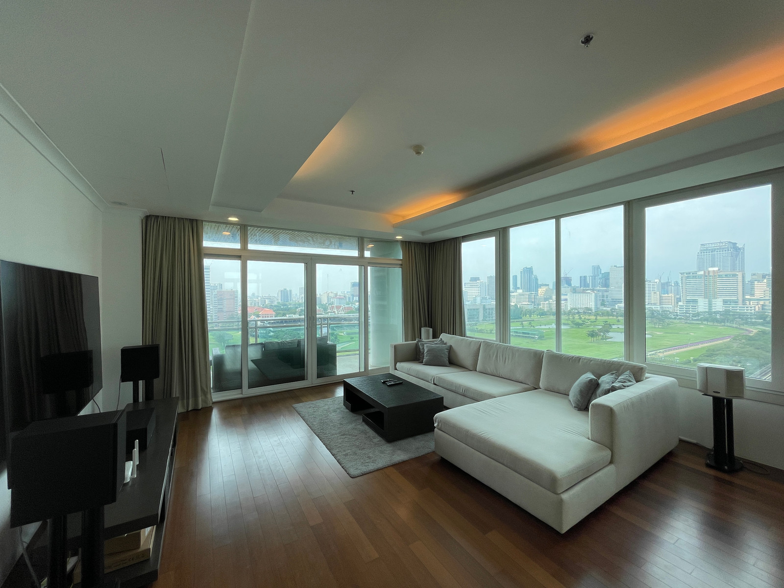 Luxurious condo Renovate/4 beds/268 sqm. Spacious living area with city and golf court views, near Lumpini Park. Only 300 meters from BTS. Private lift access to each floor.